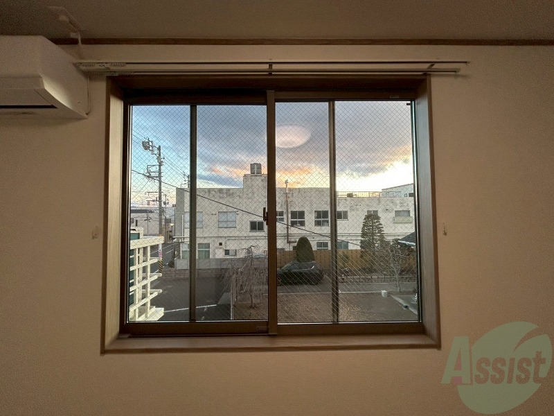 バルコニー　バルコニーは有りません。日差しがこちらの窓から入ってきます。