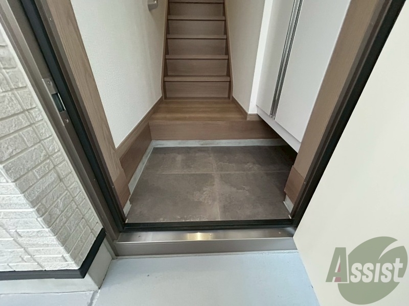 玄関　玄関の様子です。中の様子が見えにくいのは安心ですね。