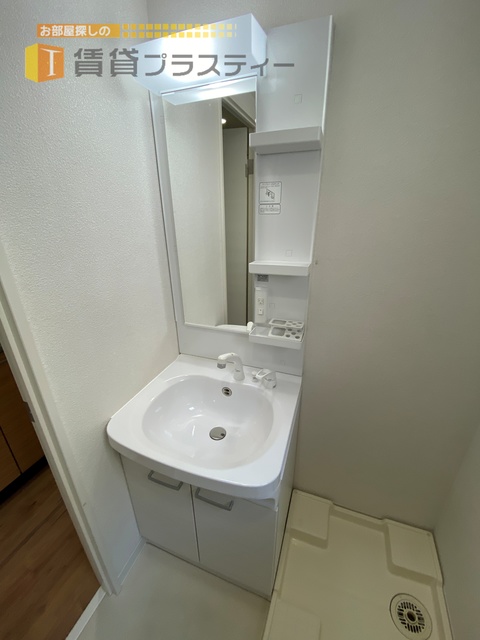 洗面設備　スリムな独立洗面台です。