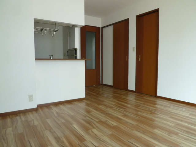 居室・リビング　＊同物件別号室写真です。