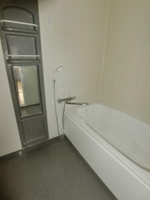 バス・シャワールーム　追焚き給湯。