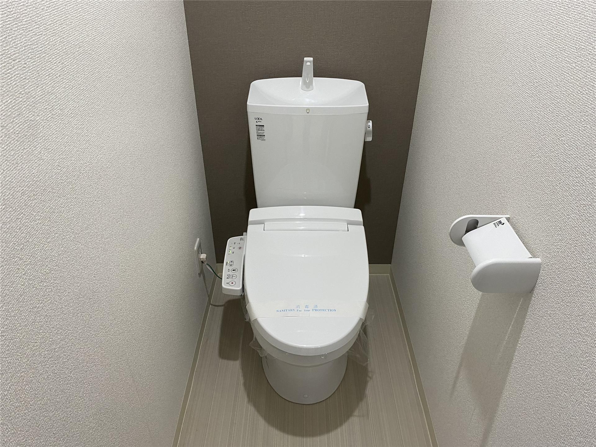 トイレ　棚付き・ウォシュレット付のトイレです