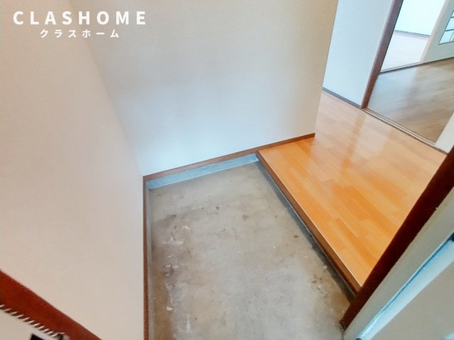 玄関　同物件の別部屋になります。