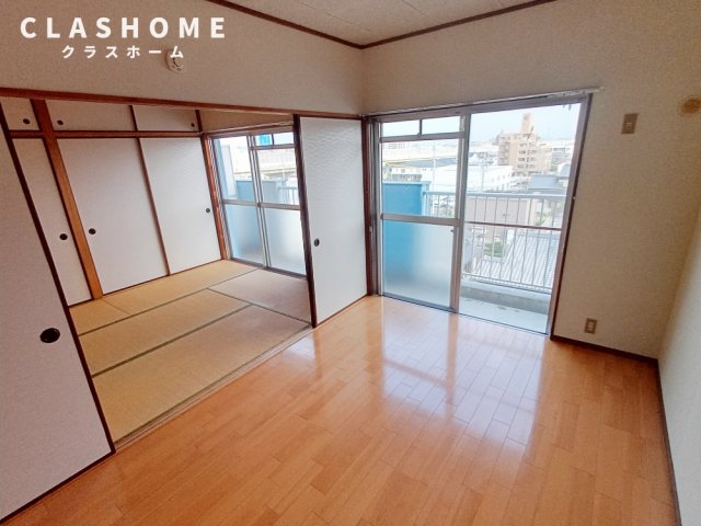 居室・リビング　同物件の別部屋になります。