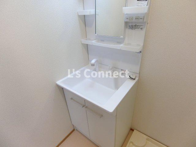 洗面設備　朝の支度もスムーズな独立洗面台。