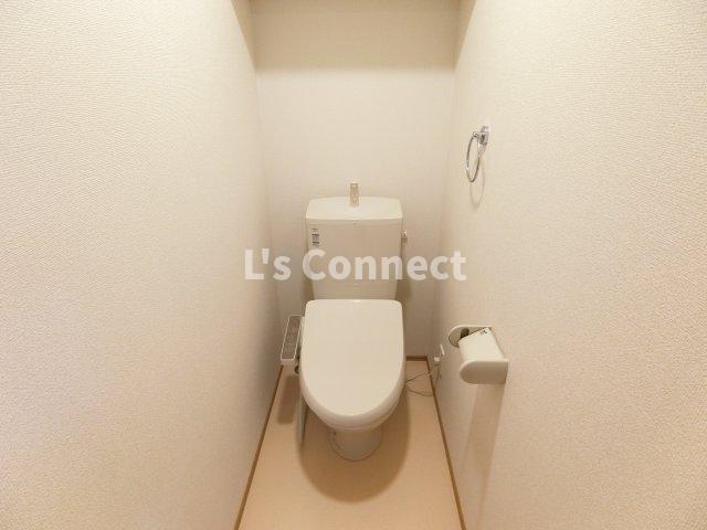 トイレ　温水洗浄便座付きのトイレ。