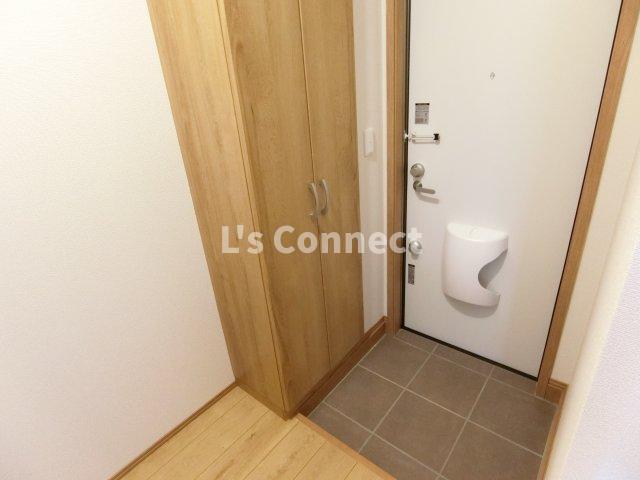 玄関　背の高い下駄箱で靴も収納できます。