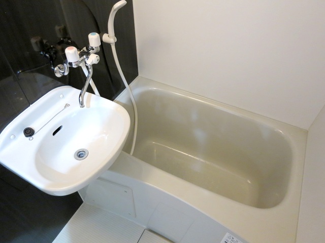 バス・シャワールーム　黒いタイルがシックな浴室です