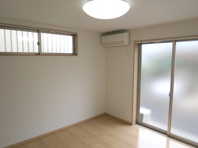 居室・リビング　2面採光で陽の光が気持ちいいリビングです♪