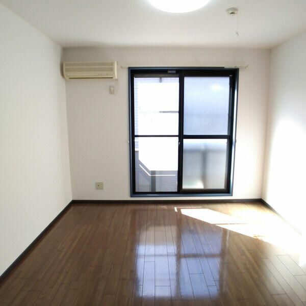 居室・リビング　別号室参考写真です