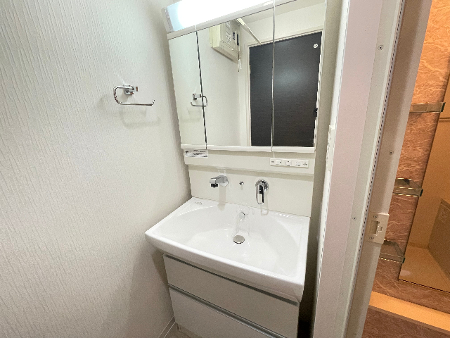 洗面設備　大きな三面鏡