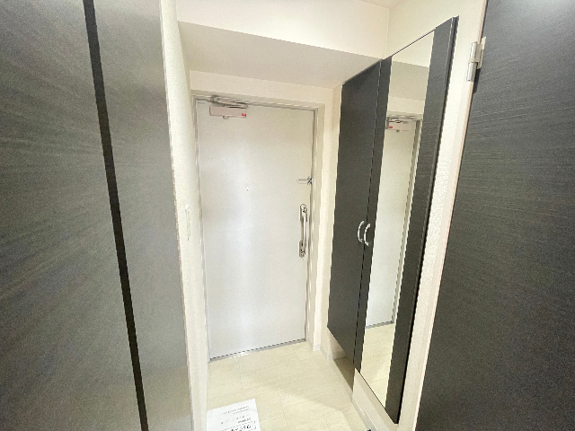 玄関　玄関には全身鏡があります