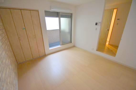 居室・リビング　白を基調とした内装でおしゃれで、落ち着ける空間です。