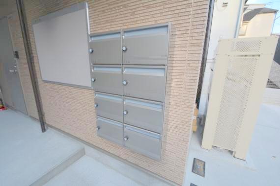 ロビー　ロビーにある各部屋毎のメールボックス。