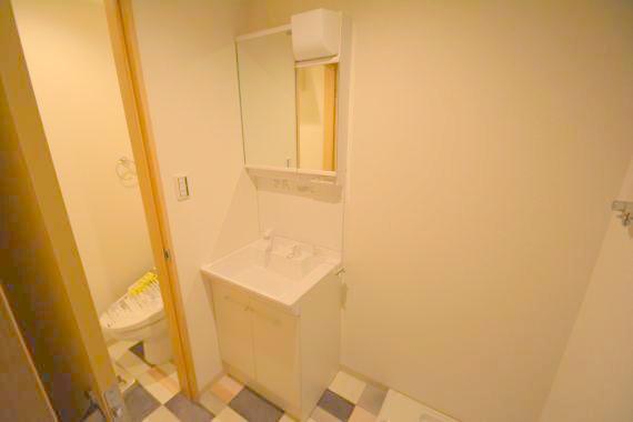 洗面設備　身支度が出来る独立洗面台です。