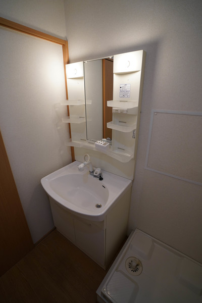 洗面設備　敷地内の別のお部屋。