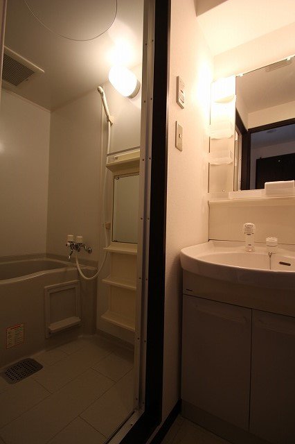 バス・シャワールーム　同物件別号室のものです。