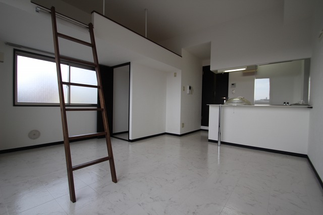 居室・リビング　同物件別号室のものです。