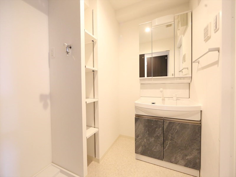 洗面設備　脱衣所　独立洗面台（シャンプードレッサー付）収納スペース有