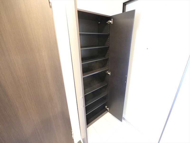 玄関　玄関　シューズボックス付（収納充実してます）