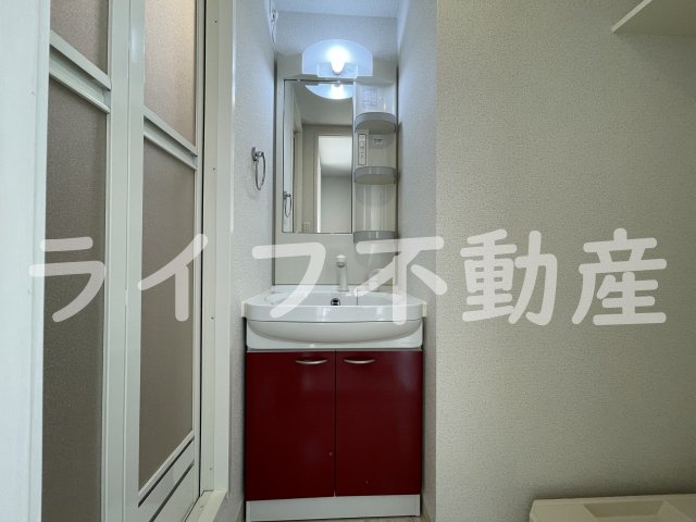 洗面設備　独立洗面台、小物を置くことができて便利です