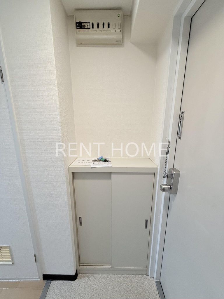 玄関　下駄箱付き