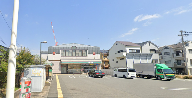 コンビニ　セブンイレブン摂津千里丘東1丁目店（コンビニ）まで349m