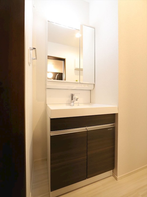 洗面設備　脱衣所　独立洗面台（シャンプードレッサー付）収納スペース有