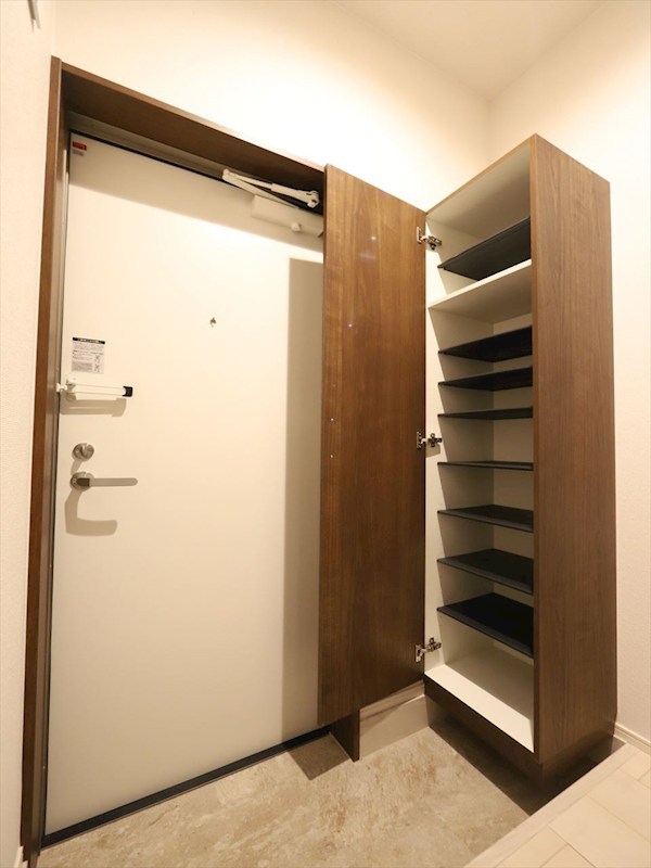 玄関　玄関　シューズボックス付