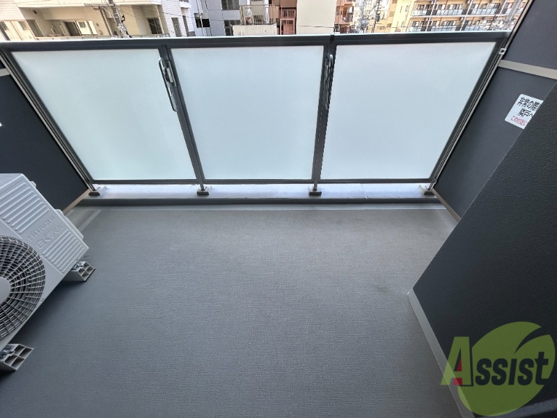 バルコニー　ベランダは洗濯物を干すのに十分な広さがございます。