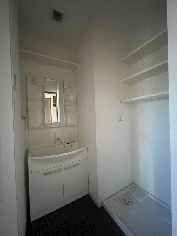 洗面設備　※同マンション別部屋の写真です。