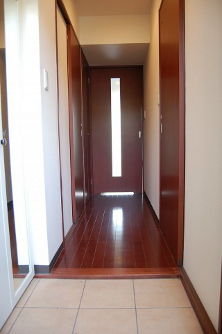 玄関　※同マンション別部屋の写真です。