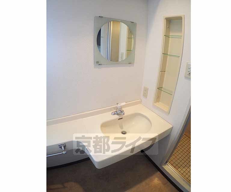 洗面設備　オシャレな形の洗面台です。