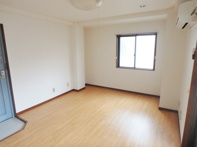 居室・リビング　同建物の別号室の写真です。