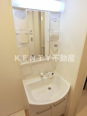 洗面設備　ゆったりとスペースのある洗面所