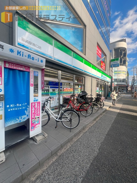 コンビニ　ファミリーマート篠崎駅南口店（コンビニ）まで76m