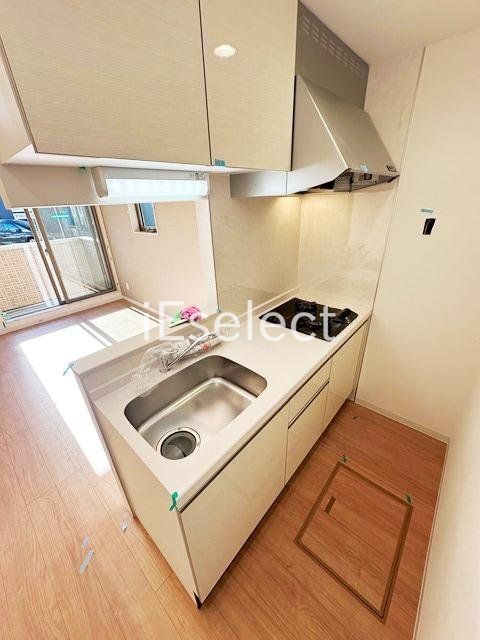 キッチン　２口システムキッチン付き。調理スペースあって料理も楽々♪