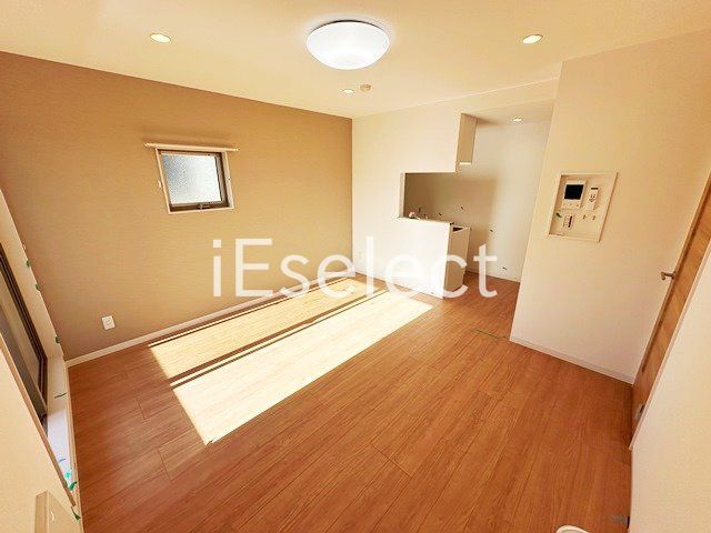 居室・リビング　窓も大きく明るいですね