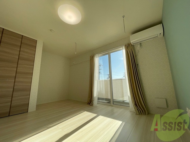 居室・リビング　リビングは９．１帖もございます。家具のレイアウトも悩みますね