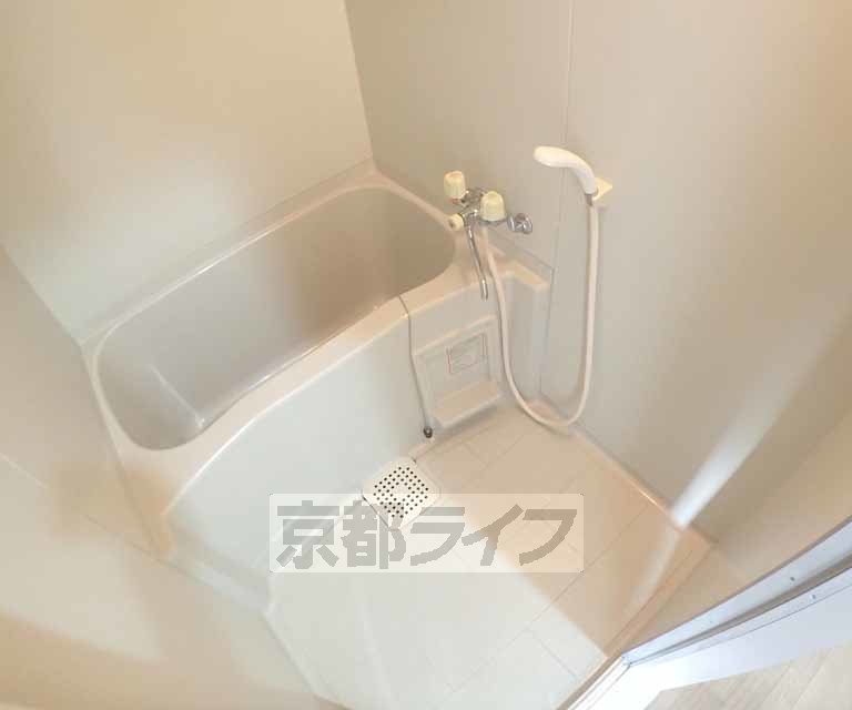 バス・シャワールーム　清潔感のあるお風呂です