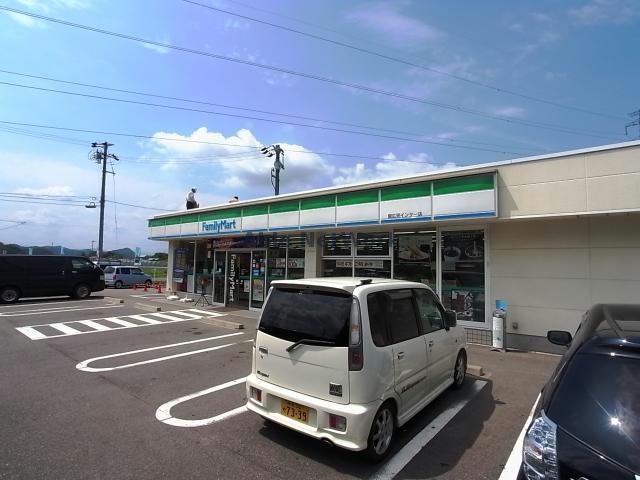 コンビニ　ファミリーマート関小屋名店（コンビニ）まで905m