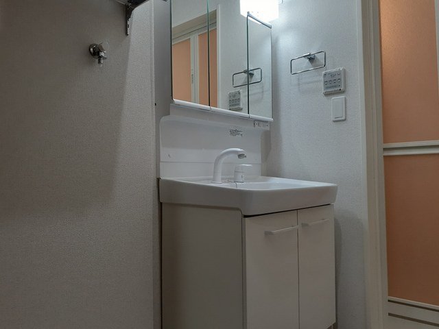 洗面設備　明るい洗面所です