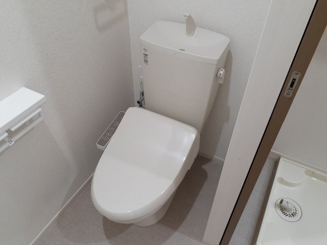 トイレ　落ち着いた色調のトイレです