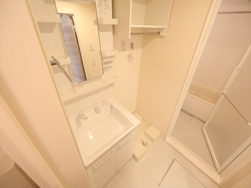 洗面設備　脱衣所　独立洗面台（シャンプードレッサー付）収納スペース有