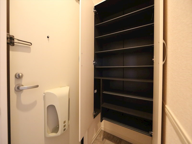 玄関　玄関　シューズボックス付（収納充実してます）