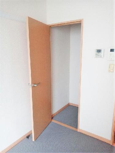 収納　1Fはフローリング、2Fは絨毯になります。