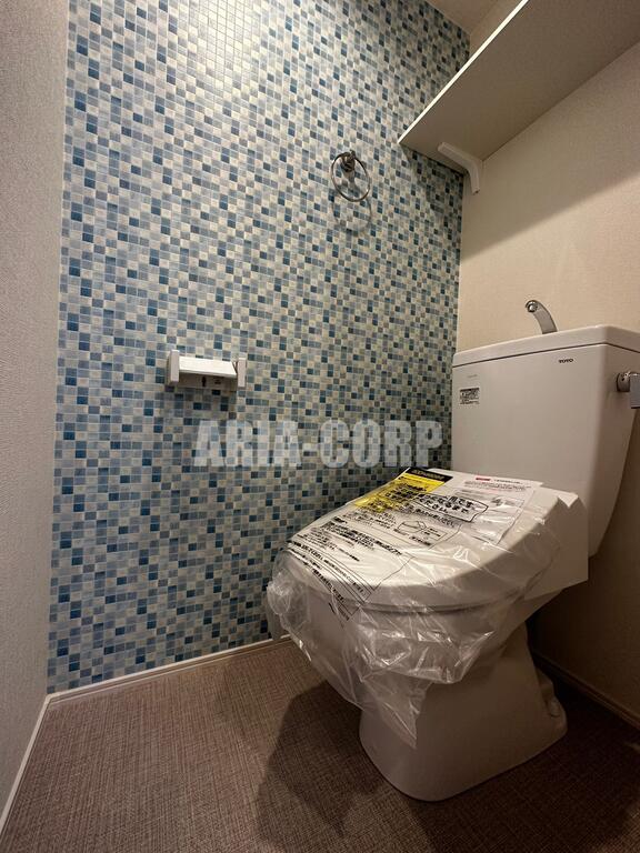 トイレ　ウォシュレット付きWC。上部には便利な棚がございます！