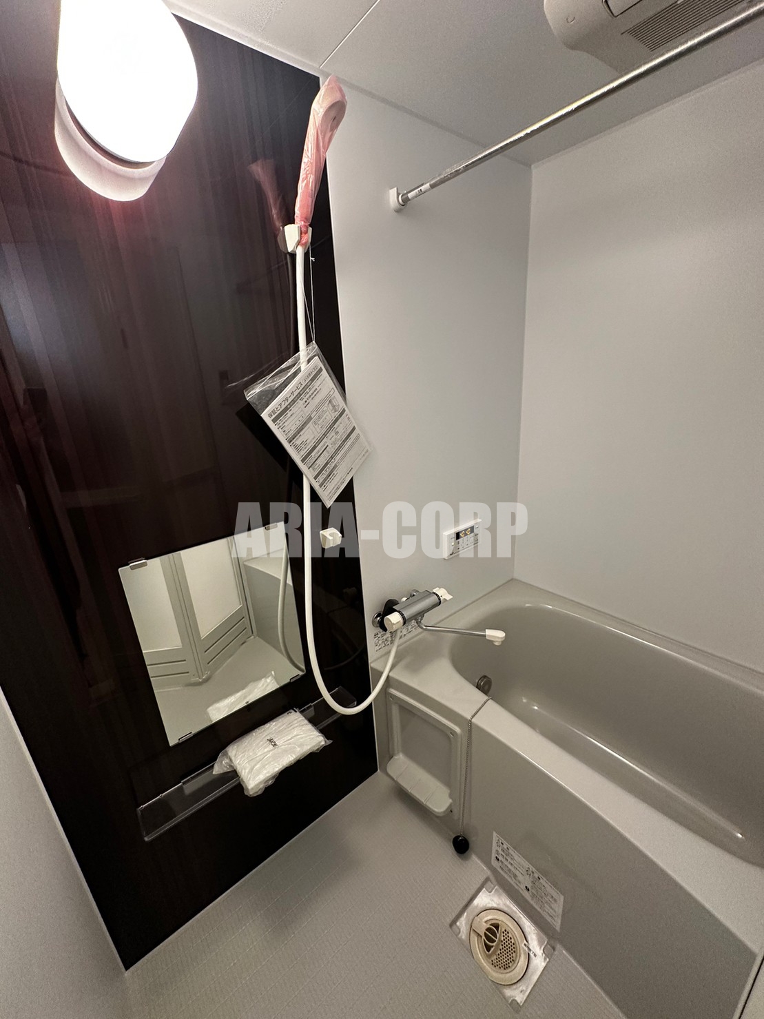 バス・シャワールーム　追焚き浴室乾燥付。カラーパネル採用でお洒落なバスルームです。