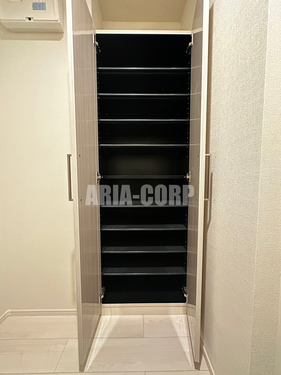 玄関　縦型シューズBOX完備です！嬉しい姿見付き♪