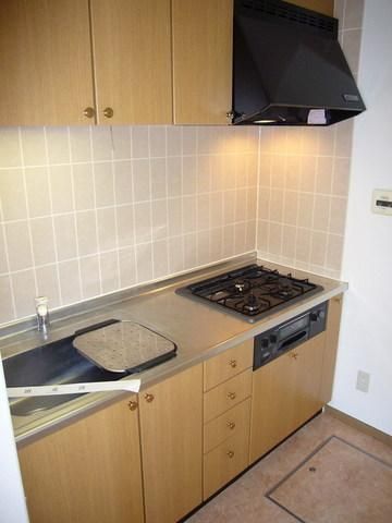 キッチン　3口ガスシステムキッチングリル付き